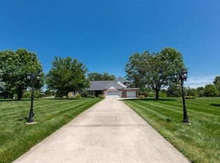 5165 Live Oak Dr, Smithton, IL 62285