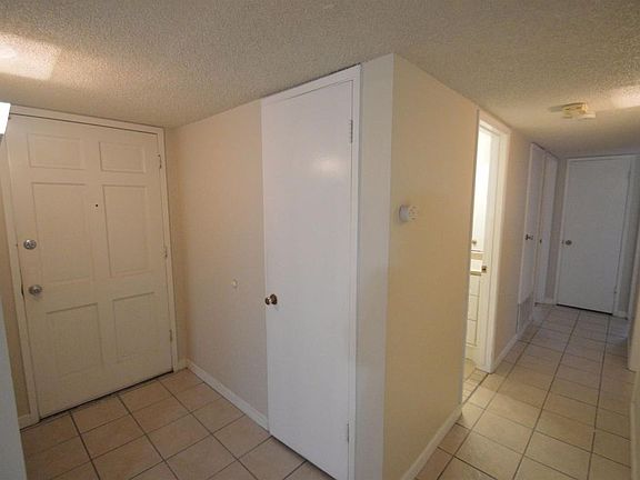 4th image of 825 E Kaweah Ave