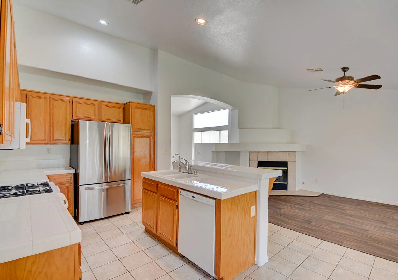 4 Bedroom!! Must See!! — Photo 4