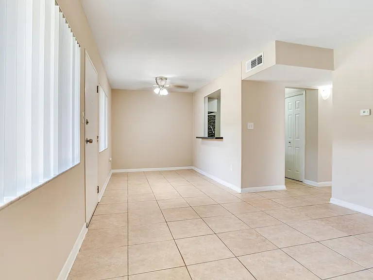 Chateau Apartments — Photo 34
