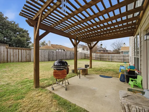 322 Sweet Leaf Ln, Lake Dallas, TX 75065