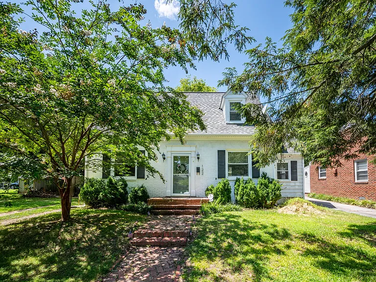 122 Hanover Ave — Photo 1
