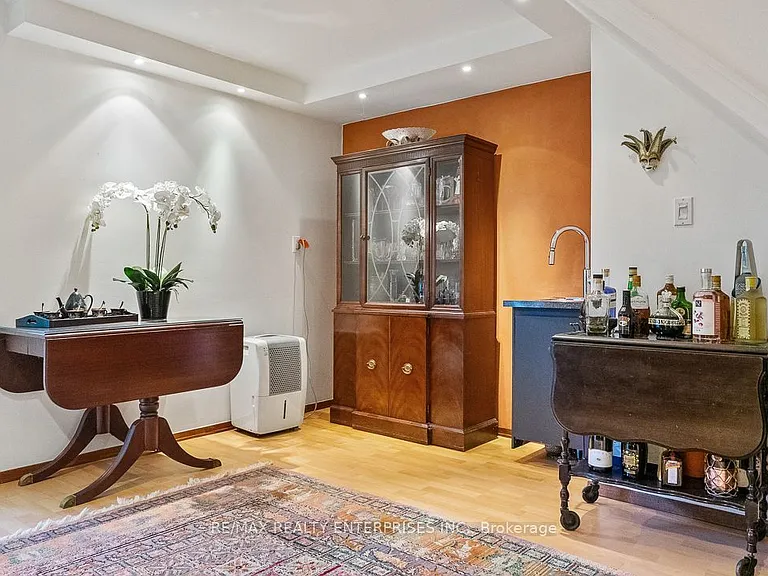 1373 Queen Victoria Ave — Photo 38