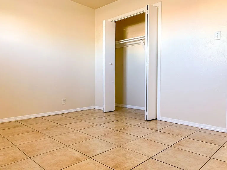 Spacious 2 Bedroom Apartment with Fireplace — Photo 42