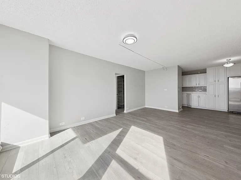 2740 N Pine Grove Ave #17H — Photo 8