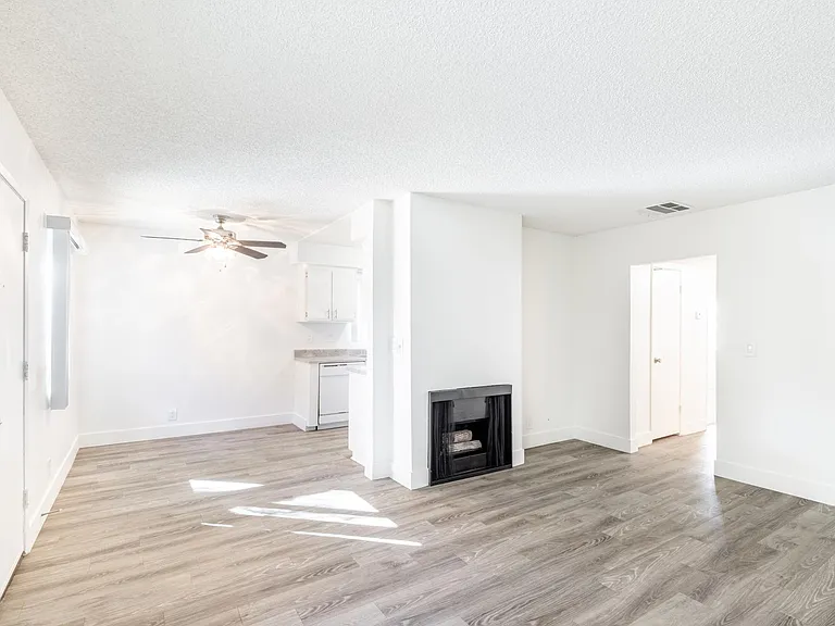 Parkwood Apartments — Photo 28