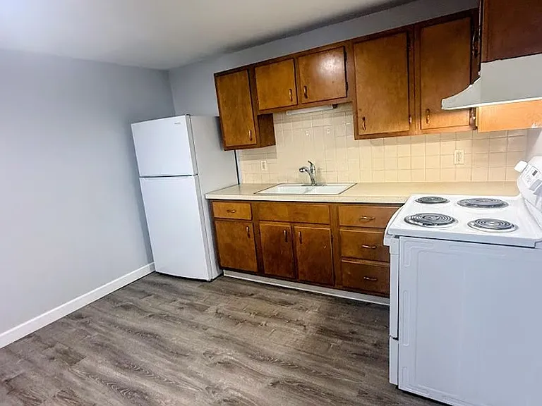 2000 Woodlawn Ave NW — Photo 4