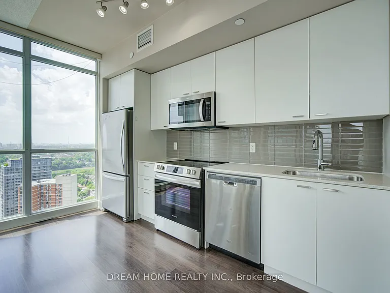30 Roehampton Ave #2902 — Photo 13
