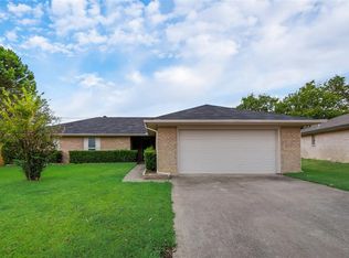 2208 Honey Creek Ln, Arlington, TX 76006