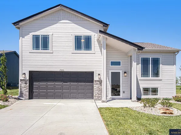17602 Phoebe St, Bennington, NE 68007