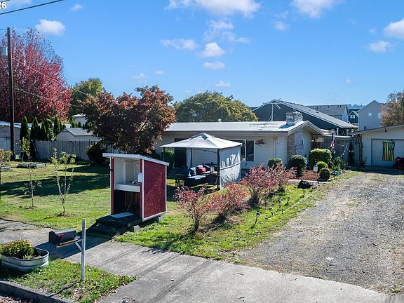3rd image of 3344 SE Hillyard Rd