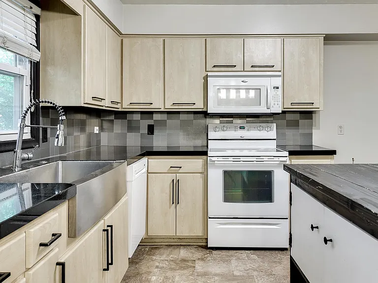 9630 Taylor St — Photo 15