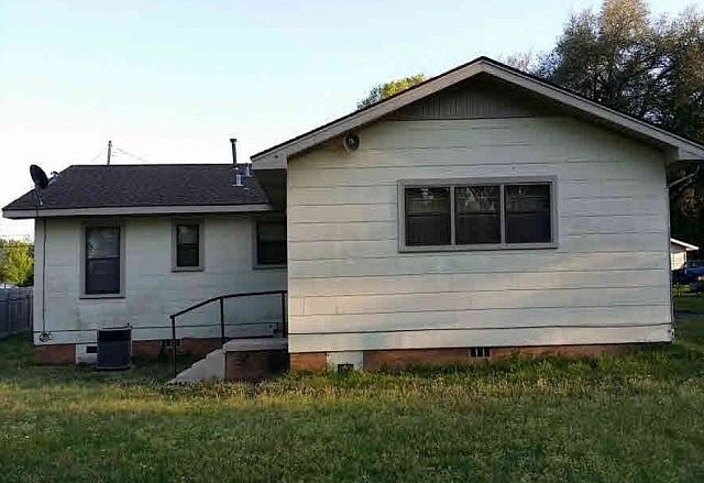 2nd image of 816 Garden Ln