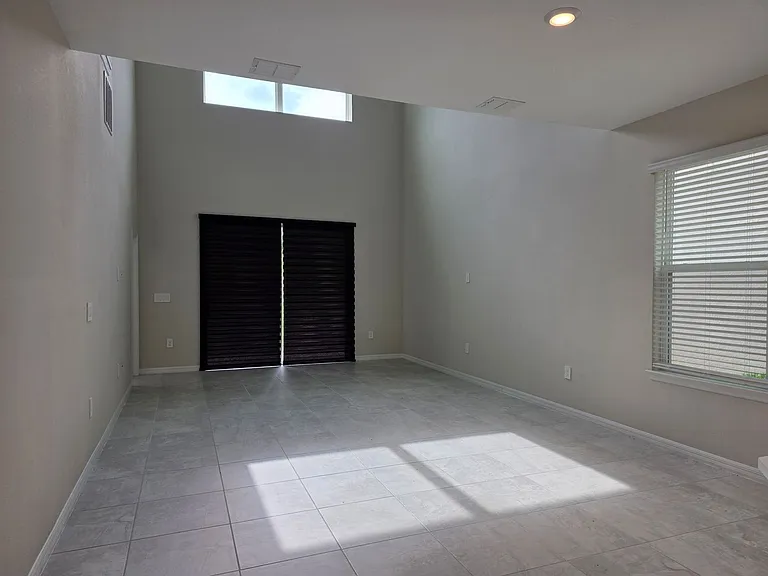 2865 High Pointe St — Photo 15