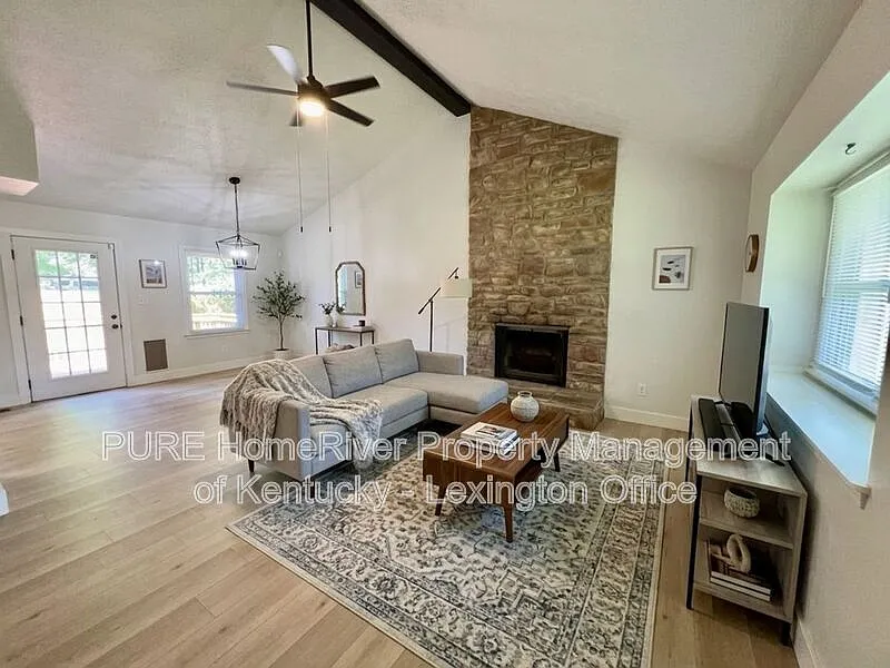 3 bed, 2.0 bath, 1223 sqft, $1,795 — Photo 2