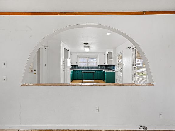 4th image of 1002 W Woodlawn St