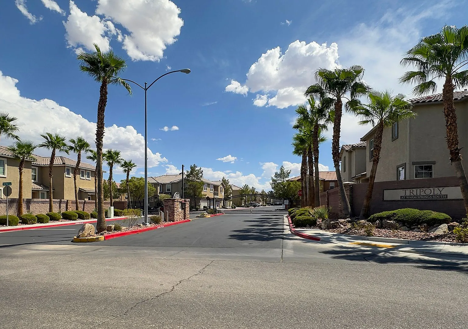 Gated Townhome in the SW - 3 Bedrooms + 2 Car Attached garage — Photo 4