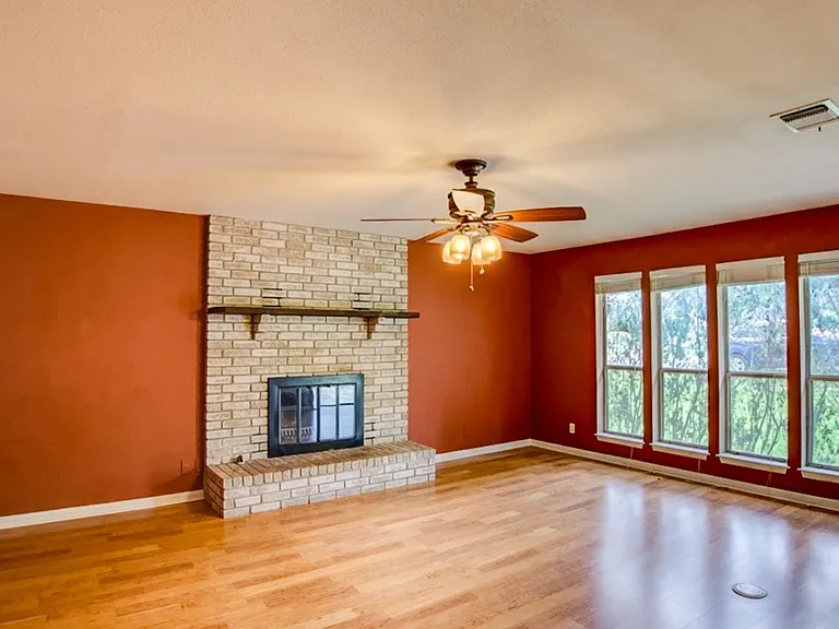 403 Earl Dr — Photo 2