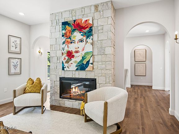 3rd image of 301 Grata Rd