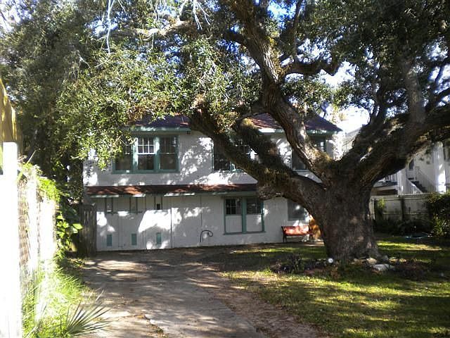 1st image of 220 Lexington Dr