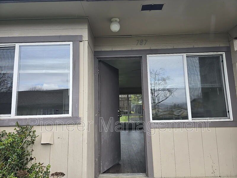 1st image of 787 NE Alameda Ave
