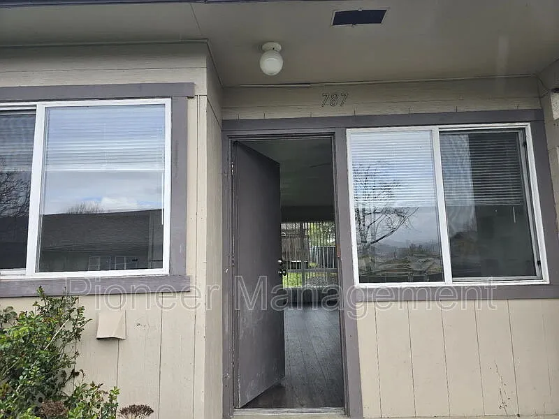 787 NE Alameda Ave photo 1