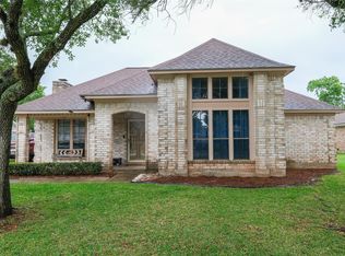 316 Raintree Ln, Lake Jackson, TX 77566