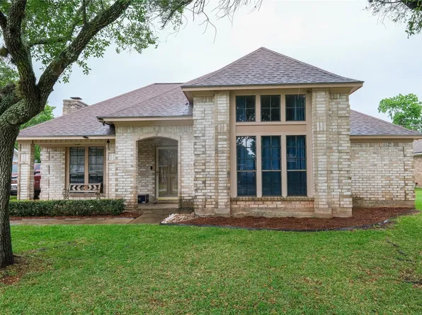 316 Raintree Ln, Lake Jackson, TX 77566