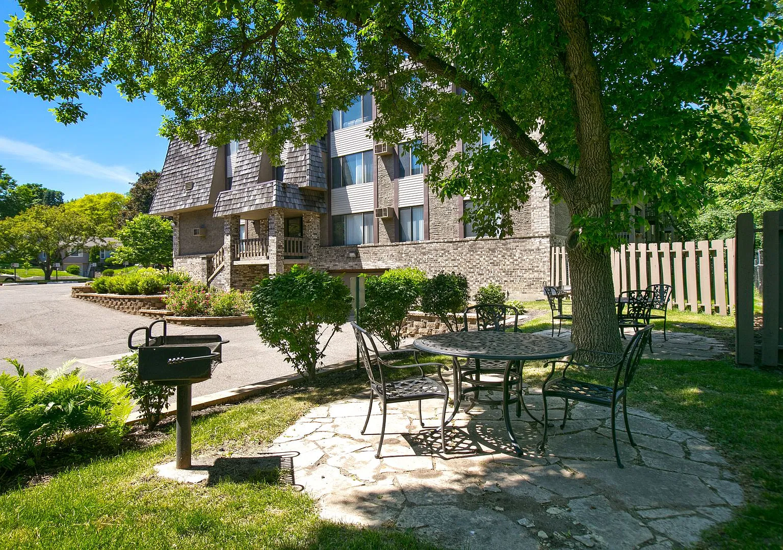 Xerxes Manor Apartments — Photo 1