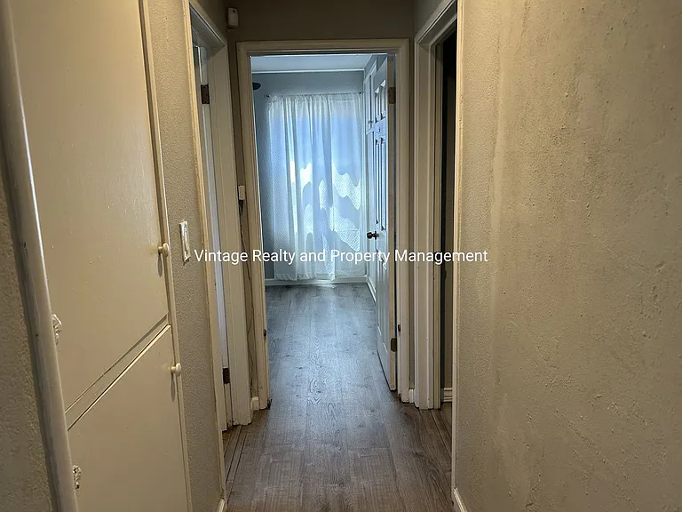 476 E Downs St — Photo 14