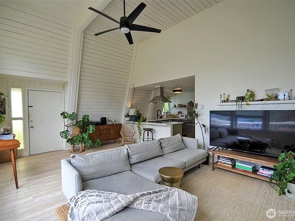 5th image of 912 Surf Street