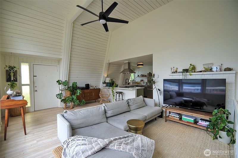 5th image of 912 Surf Street
