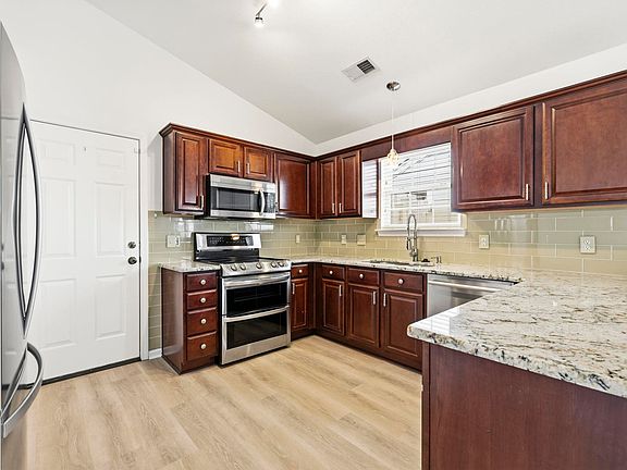 2nd image of 3046 Hollybrooke Dr.