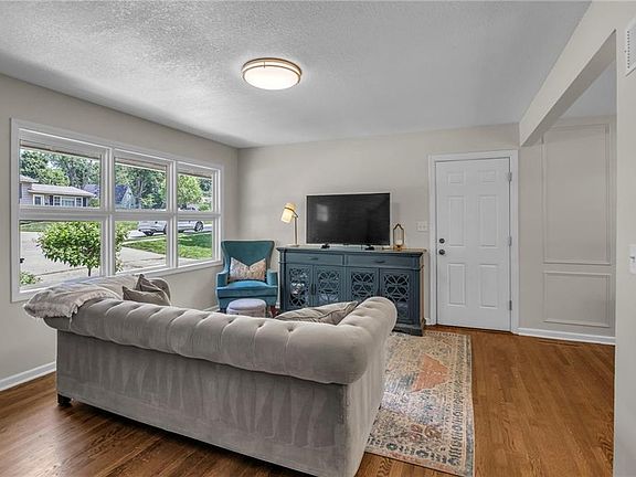 5th image of 8005 W 91st St