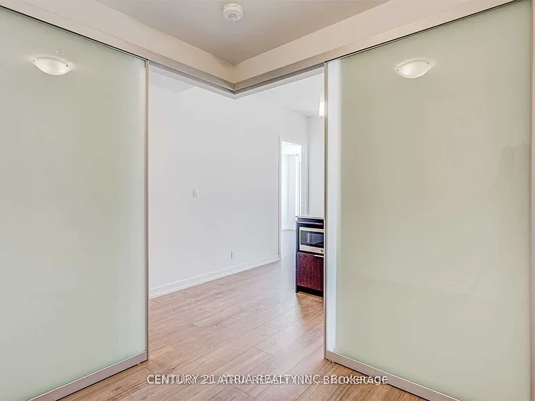 203 College St #512 — Photo 19