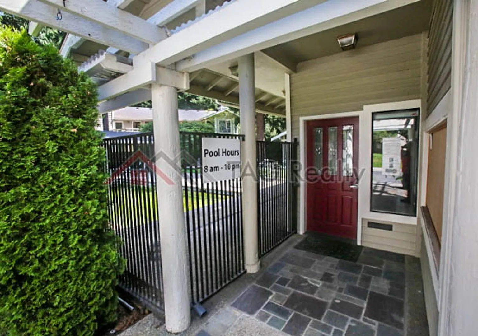 Charming 2 Bed 2 Bath Condo in Redmond — Photo 2