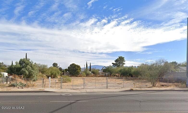2nd image of 3114 N Alvernon Way