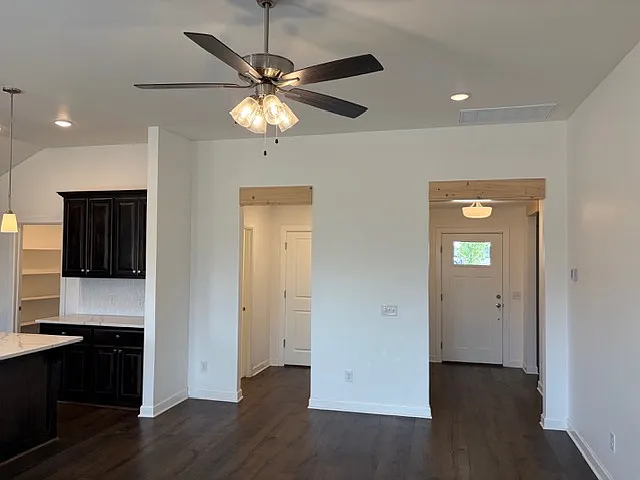 604 Caladium Dr — Photo 2