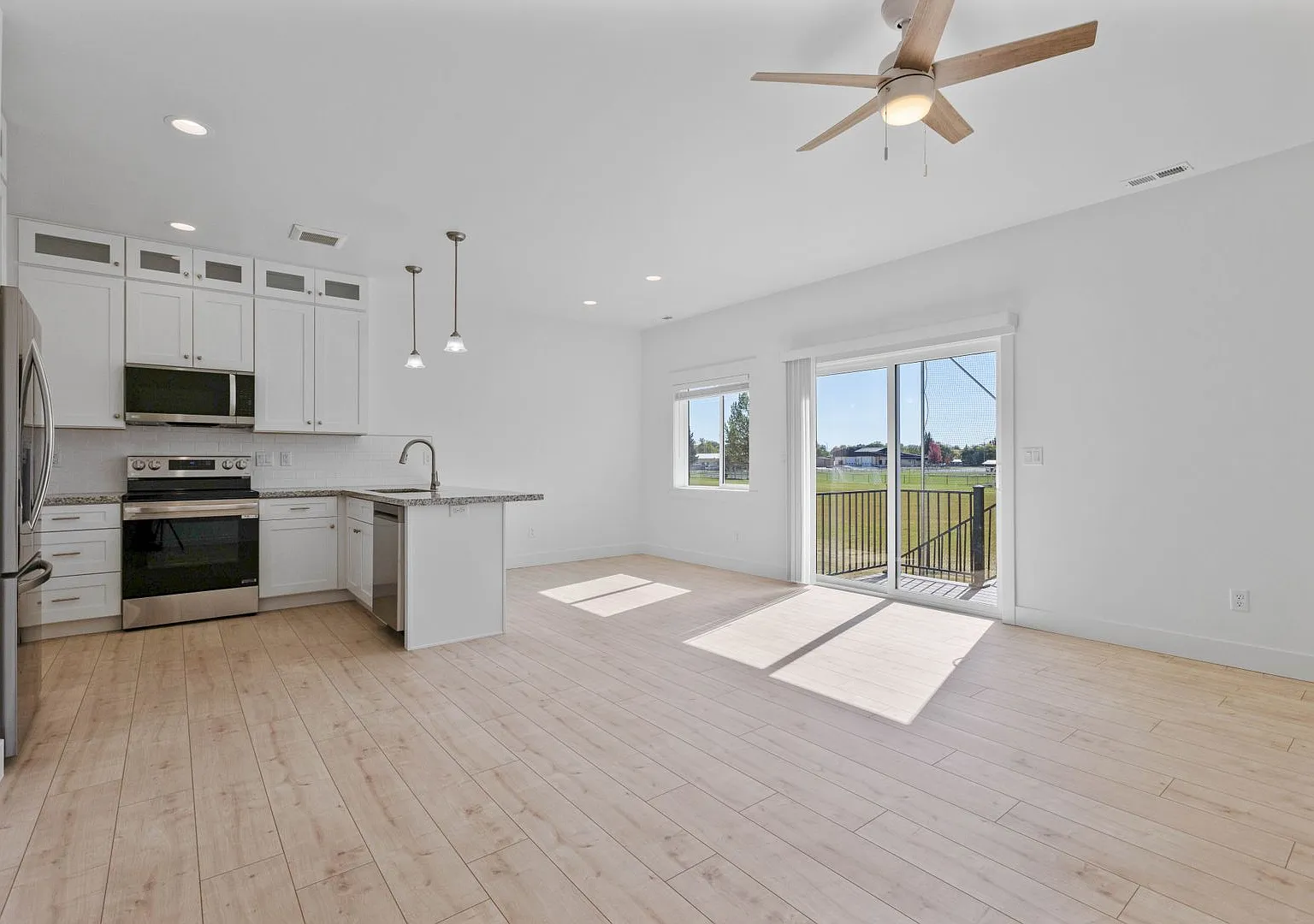 Modern 3 Bed 2.5 Bath Townhome In Saint Anthony — Photo 4