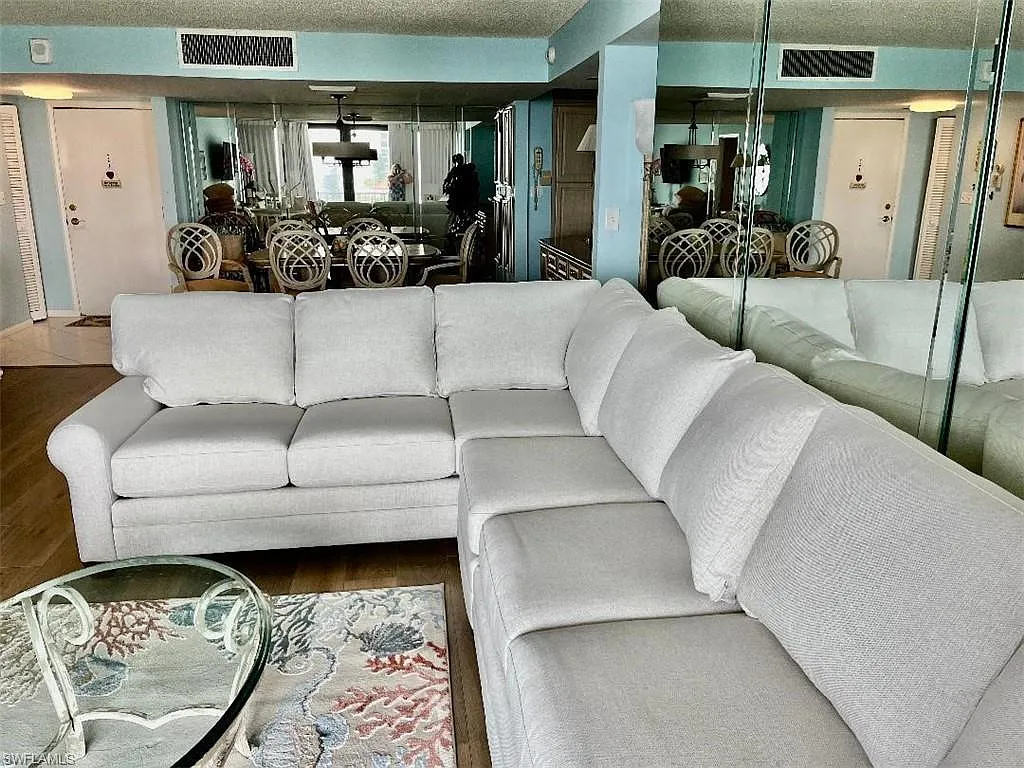 2 bed, 2.0 bath, 1271 sqft, $9,500 — Photo 4