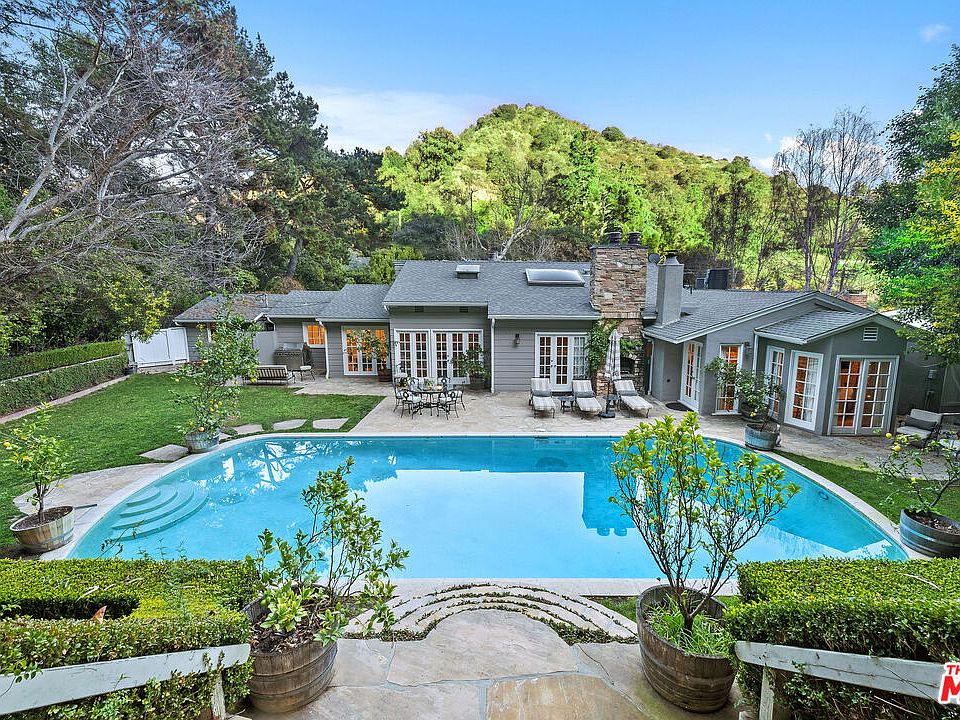 1st image of 2265 Bowmont Dr