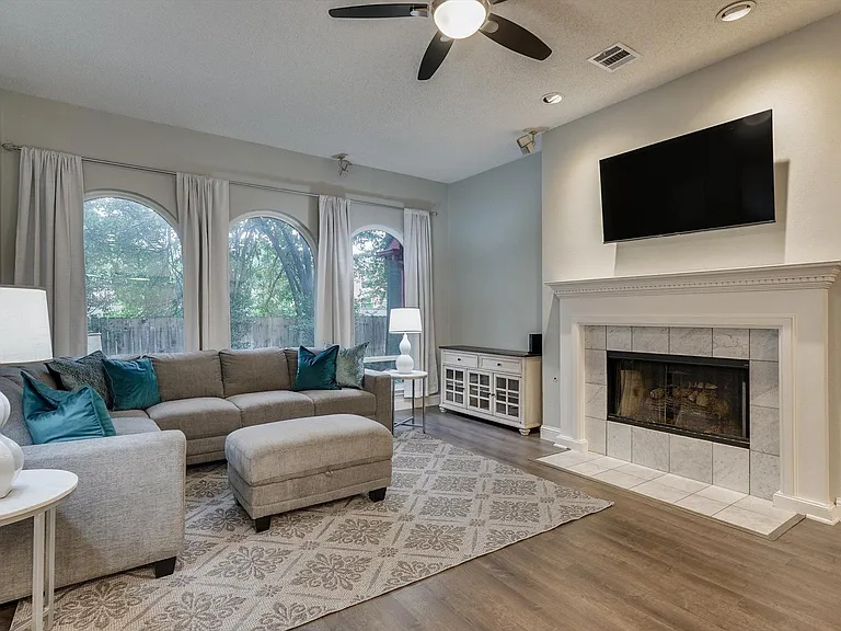 1717 Parkwood Dr — Photo 12