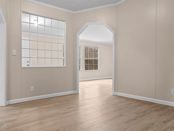 5th image of 835 Mountain View Rd