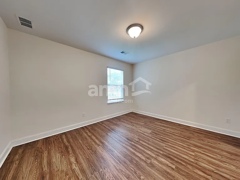 622 E Lionel Rd — Photo 16