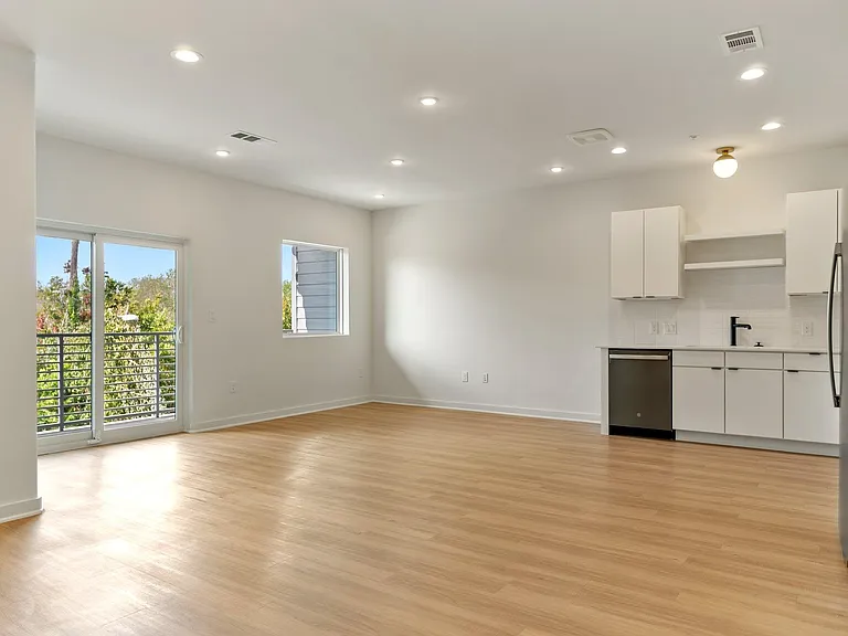 100 W Mockingbird Ln #305 — Photo 3
