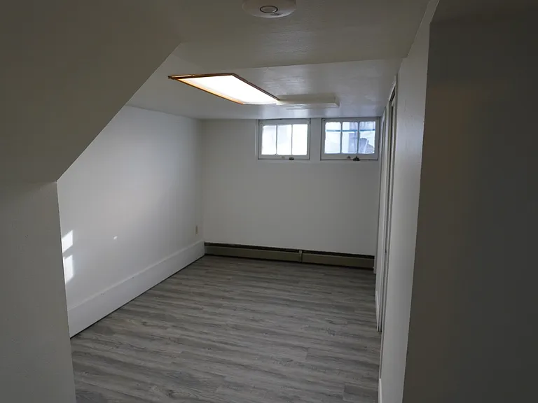 571 N 8th St #1/2 — Photo 4