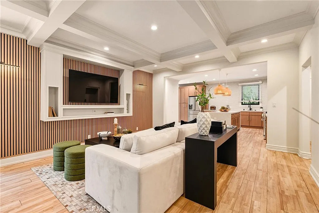 6 bed, 4537 sqft, $19,500 — Photo 4