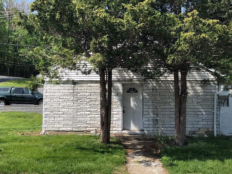 1st image of 129 Manhattan Ave