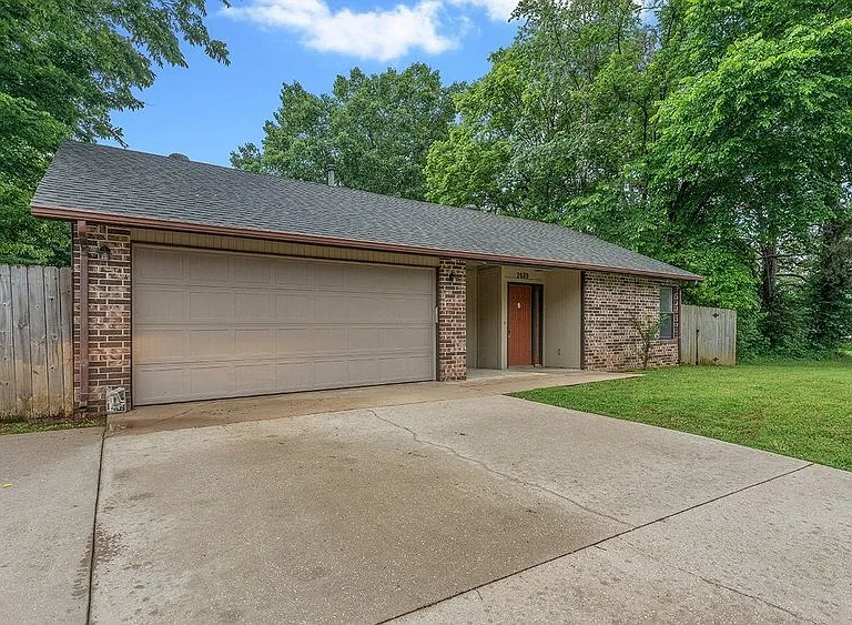 2689 W Mount Comfort Rd — Photo 3