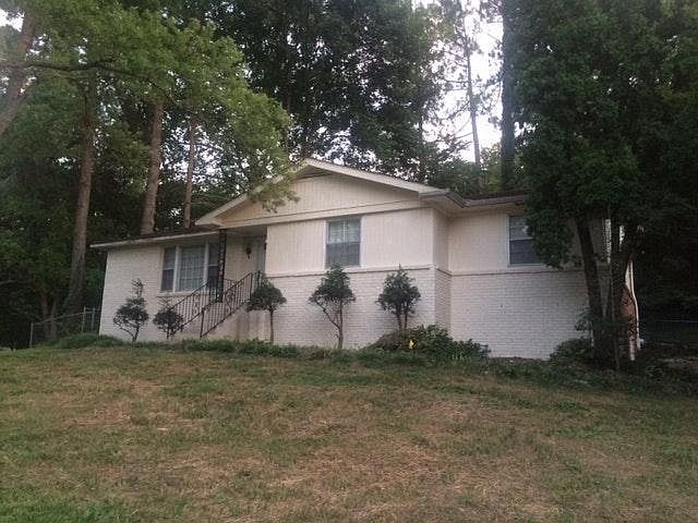 Large corner lot ~ Lawn care provided!